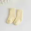 W027 Meias de Chão de Lã Coral de Inverno para Mulheres, Espessadas e Quentes, com Pontos Antiderrapantes, Meias de Dormir de Cano Médio, Meias de Casa Resistentes ao Frio de Inverno