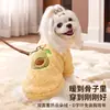 Nueva ropa de otoño e invierno para mascotas con accesorio para correa, apliques 3D con temática de frutas, ropa de dos patas de forro polar para gatos y perros, al por mayor