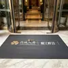 Alfombra comercial con logo impreso, felpudos de entrada para empresa de ascensores de hotel, felpudos de bienvenida de alfombra con patrón de llanta de tamaño personalizado