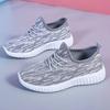 Homens e mulheres com o mesmo all-Match esportes sapatos casuais voar sapatos tecidos sapatos de coco na tendência Net sapatos vermelhos sapatos macios femininos atacado