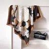Lenço Fashion Simples Estilo Chanel 90cm Lenço Quadrado Grande com Letras Lenço de Seda Sarja Novo Xale Versátil para Mulheres