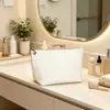 Bolsa de maquiagem simples e elegante em relevo, bolsa de mão prática para armazenamento, bolsa de armazenamento de cosméticos de grande capacidade em cores doces