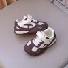 Nuevos Zapatos Infantiles Primavera/Verano 2026: Zapatos Deportivos Casuales Cómodos de Suela Suave para Niños, Zapatos de Moda Retro Estilo Coreano para Niñas Forrest Gump