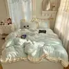 Conjunto de quatro peças estilo princesa em veludo de leite bordado com renda de camada dupla, apresentando uma capa de edredom espessa em fleece de coral, lençóis quentes e lençóis com elástico para outono e inverno