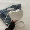 Bolso Pequeño de Moda en Forma de Corazón 2026 Primavera Nuevo Elegante Bolso Cruzado con Relieve Diseño de Nicho Ins Bolso de Hombro