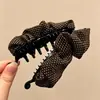 Pinza de plátano en forma de corazón Melard marrón, un accesorio para el cabello sofisticado y minimalista con un lazo y diseño floral