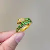 Nuevo y colorido anillo de serpiente esmaltada verde y blanca para mujer, diseño sinuoso de escamas largas, antiguo, ligero y lujoso, con espíritu de serpiente del zodíaco Benmingnian.