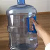 Dispensador de Agua Cubeta Portátil para Exteriores con Tapa y Asa Lateral Cubeta de Agua Pura Cubeta de Agua Mineral para Mascotas Especial para Agua Mineral