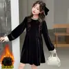 Elegante Vestido de Terciopelo para Niña con Acabado de Alta Gama, Pequeño Vestido Negro Forrado de Polar para Otoño e Invierno, Adecuado como Capa Base bajo un Abrigo