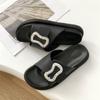 Chinelos Femininos para Exterior 2026 Novo Estilo High-End Birkenstock Casuais Meio Chinelo Fivela Casa Antiderrapante Chinelos Planos