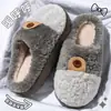 Chinelos internos femininos quentinhos, antiderrapantes e com sola grossa, novo estilo 2026, de pelúcia e macios, perfeitos para outono e inverno, também disponíveis para homens