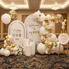 Decoración de celebración de graduación con globos y tableros KT, creando una atmósfera de alta gama para el éxito en el examen de ingreso a la universidad, pared de fondo de hotel