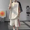Conjunto de dos piezas de pantalones cortos de manga corta con estampado tie-dye y patchwork a rayas para niños, atuendo deportivo casual de verano estilo americano de corte holgado