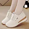 Tênis de couro macio, com sola grossa e que aumentam a altura para mulheres, nova coleção outono 2026, sapatos casuais para mulheres baixinhas, tênis brancos versáteis para mulheres