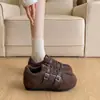 Nova coleção de outono feminina de tênis de treino alemães que aumentam a altura, apresentando um design moderno e peculiar, versátil e fácil de combinar com qualquer roupa, perfeito para looks casuais e esportivos