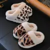Nueva colección de invierno: Pantuflas de algodón con estampado de leopardo para niños, unisex, con forro grueso y afelpado para abrigar, adecuadas para usar en interiores. Disponible para envío directo
