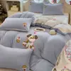 Conjunto de quatro peças de veludo de leite espesso bordado, amigo da pele para o inverno, conjunto de três peças para dormitório estudantil, lençóis de cama e lençóis com elástico, atacado e dropshipping