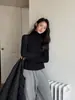 Han Xun, una marca conocida por sus diseños clásicos y atemporales, presenta su nueva colección 2026 de tops básicos de cuello alto para mujer, perfectos para otoño e invierno.. Estas prendas interiores ajustadas, elásticas y versátiles están diseñadas para ser usadas como capa base.. T27596