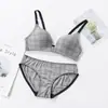 Venda Direta de Fábrica Venda Quente Transfronteiriça Roupa Íntima Fresca Xadrez Leve para Mulheres com Seios Pequenos, Conjunto de Sutiã Push-Up Sem Fio para Meninas Jovens