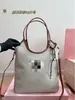 El nuevo bolso tote de Miu Miu es una bolsa de compras de gran capacidad con un diseño de lona vintage y moderno, adecuada para llevar al hombro, en la mano o debajo del brazo para mujeres