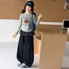 Conjunto de Otoño para Niñas 2026 Nuevo Dibujos Animados Falso Dos Piezas Camiseta con Dobladillo a Cuadros Tallas Mediana y Grande Ropa de Trabajo Infantil Pantalones de Pierna Ancha Conjunto de Dos Piezas