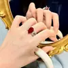 Anel Europeu e Americano de Design Levemente Luxuoso Cor Vermelho Garnet Zircônia Cravejado com Micro Diamantes Anel Aberto Versátil para Mulheres