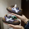 Zapatillas Deportivas Infantiles 2026 Primavera y Otoño Nuevo Estilo Zapatos de Entrenamiento Retro Alemanes para Niños Zapatos Casuales para Niñas Zapatos Suaves para Bebé Estilo Forrest Gump