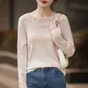Suéter de tricô de lã fina com manga vazada de crochê, ombro único, estilo romântico francês, para mulheres, gola redonda, top modelador e elegante