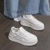 Tênis casuais de cano baixo com aumento de altura para mulheres, novo estilo 2026, versátil, para outono, sapatos brancos de lona para estudantes