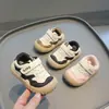 Nueva colección de otoño de zapatos para caminar antideslizantes y de suela blanda para bebés, adecuados para niños y niñas de 0 a 1, 2, 3 años, zapatos funcionales para niños pequeños, diseñados para prevenir lesiones en los dedos del pie.