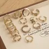 Anillo retro floral en tono café dorado, una pieza lujosa y única con un aire de alta gama, diseñado para apilar, con un borde de encaje, y perfecto para el dedo índice, ofreciendo un estilo moderno e individual