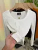 Nueva camiseta de punto acanalado de manga larga con cuello en U para otoño e invierno, versátil y elegante, con corte ajustado, silueta favorecedora y escote bajo, disponible en colores lisos como top de capa base