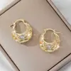 Brincos Vazados Retro de Luxo Leve Estilo Ins Transfronteiriço para Mulheres, Presilhas de Orelha com Design de Nicho Banhadas a Ouro, Brincos de Luxo Acessíveis