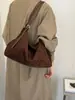 Nova bolsa tote de camurça 2025, moderna e versátil para mulheres, grande capacidade, adequada para o trajeto diário, pode ser carregada como bolsa de ombro ou bolsa transversal, design simples