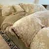 Juego de ropa de cama de cuatro piezas de terciopelo de leche de invierno con diseño de pompón, que incluye una funda de edredón gruesa de forro polar de coral bordada y una sábana bajera.