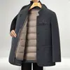 Jaqueta masculina nova de outono e inverno com forro interno removível de plumas, gola alta, casaco quente de veludo cotelê, adequado para homens de meia-idade e idosos.