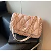 Bolsa de Axila Acolchoada com Corrente de Luxo 2025 Novo Estilo Coreano Versátil Pequena Quadrada de Ombro Único Bolsa de Algodão Bolsa Transversal