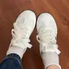 Elegantes zapatillas de entrenamiento bajas alemanas para mujer, nueva colección de otoño 2026, zapatillas blancas transpirables, zapatos blancos casuales versátiles, modernos