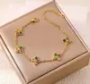 Pulseira Lele Jewelry Estilo Coreano Flor de Quatro Folhas da Moda para Mulheres, Luxo Leve, High-End, Versátil, Encrustada com Diamantes, Joia de Mão em Aço Inoxidável