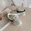 Zapatillas de entrenamiento alemanas de moda para niños 2026 primavera y otoño nuevas versión coreana zapatillas versátiles de retazos para niñas y niños con suelas blandas para uso en exteriores