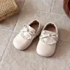 Sapatos de couro infantis 2026 Outono Novo Estilo Sapatinhos de Princesa com Laço de Pérola para Meninas Crianças Raso Mocassins Modernos