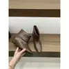 Botas para aumentar a altura para mulheres baixinhas, botas de cano curto slim fit, botas femininas, coleção outono/inverno 2026, botas marrons estilo Dr. Martens, botinhas de bico quadrado pequeno