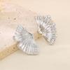 Rueda de cartas moda femenina exagerada cepillada hoja de loto aretes de acero de titanio personalidad forma de flor irregular joyería chapada en oro de 18 quilates