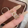 Anel Feminino Estilo Medieval Italiano com Design de Concha em Renda Nicho Cravejado com Diamantes Luxo Acessível Elegante da Moda High-End