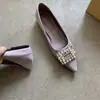 Sapatos de Salto Único Elegantes Bico Fino Fivela Quadrada com Strass Boca Rasa Estilo Moda Nova Verão 2026 com Aumento de Altura Oculto Sapatos Versáteis para Noite