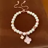 Pulseira de cordão com flor de zircônia e pérolas bordadas em estilo francês, uma joia luxuosa e elegante que é ao mesmo tempo doce e versátil.