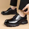 Zapatos de cuero casuales de negocios para hombre de capa superior, cuero genuino, elegantes, versátiles, ligeros, zapatos de un solo color, zapatos para hombre con cordones y suela gruesa