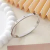 Moda Transfronteriza Versátil Pulsera de Acero Inoxidable con Patrón de Estrella de Ocho Puntas Lujo Ligero Diseño de Nicho Joyería para Mujer Incrustada con Diamantes Venta al por Mayor