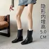 Nuevo producto~Botas adelgazantes de estilo vintage coreano, nuevas botas de cuero de media pantorrilla 2026 con aumento interno de altura