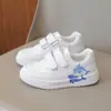 Sapatos Femininos Outono 2026 Novo Modelo Infantil Velcro Esportivos Brancos para Crianças Maiores Desenho Sola Grossa Casuais